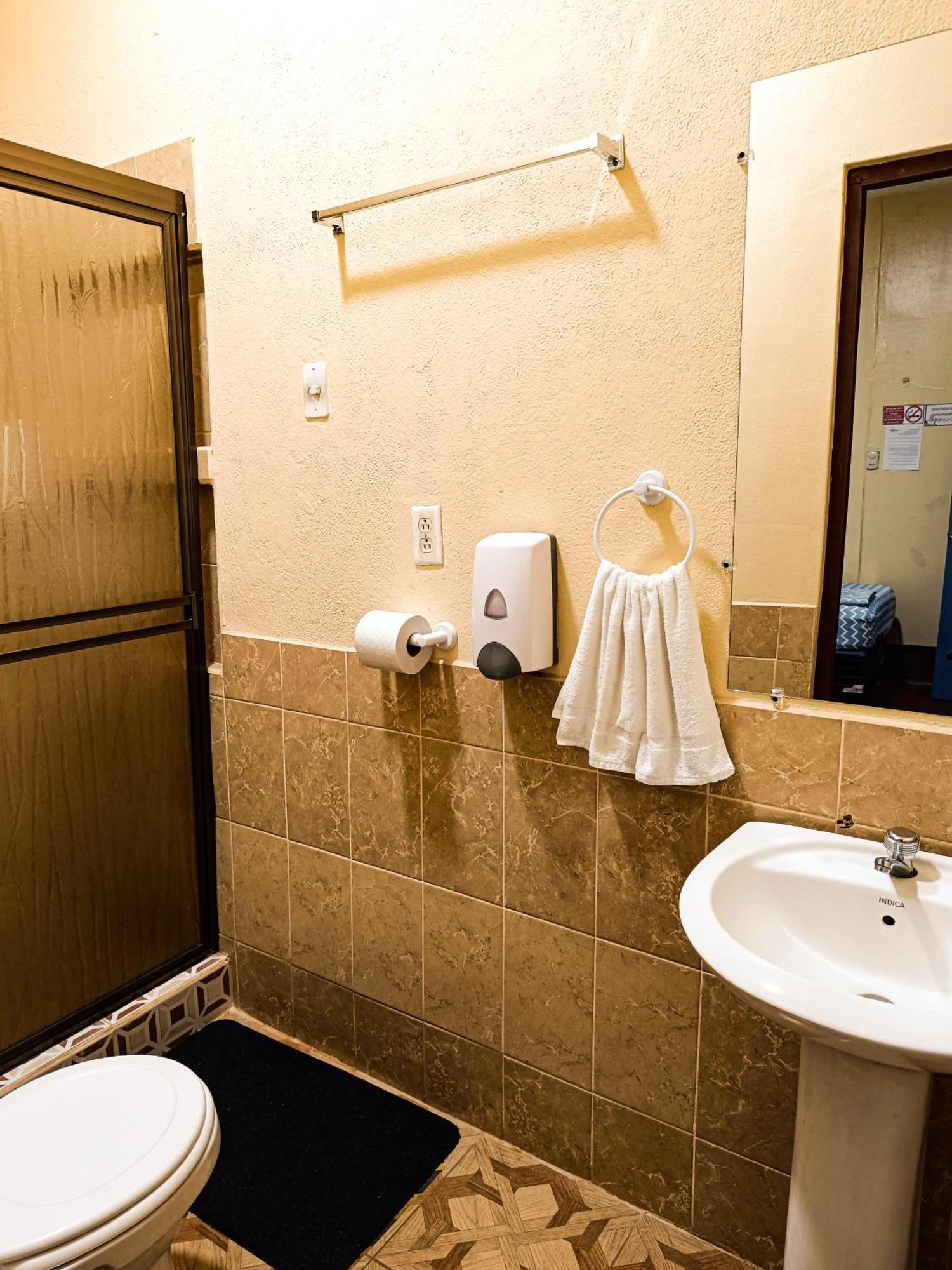 Hostal El Rio León المظهر الخارجي الصورة