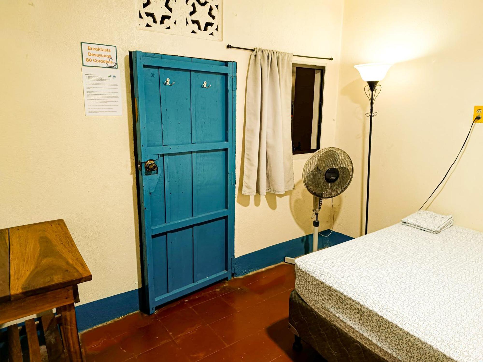 Hostal El Rio León المظهر الخارجي الصورة